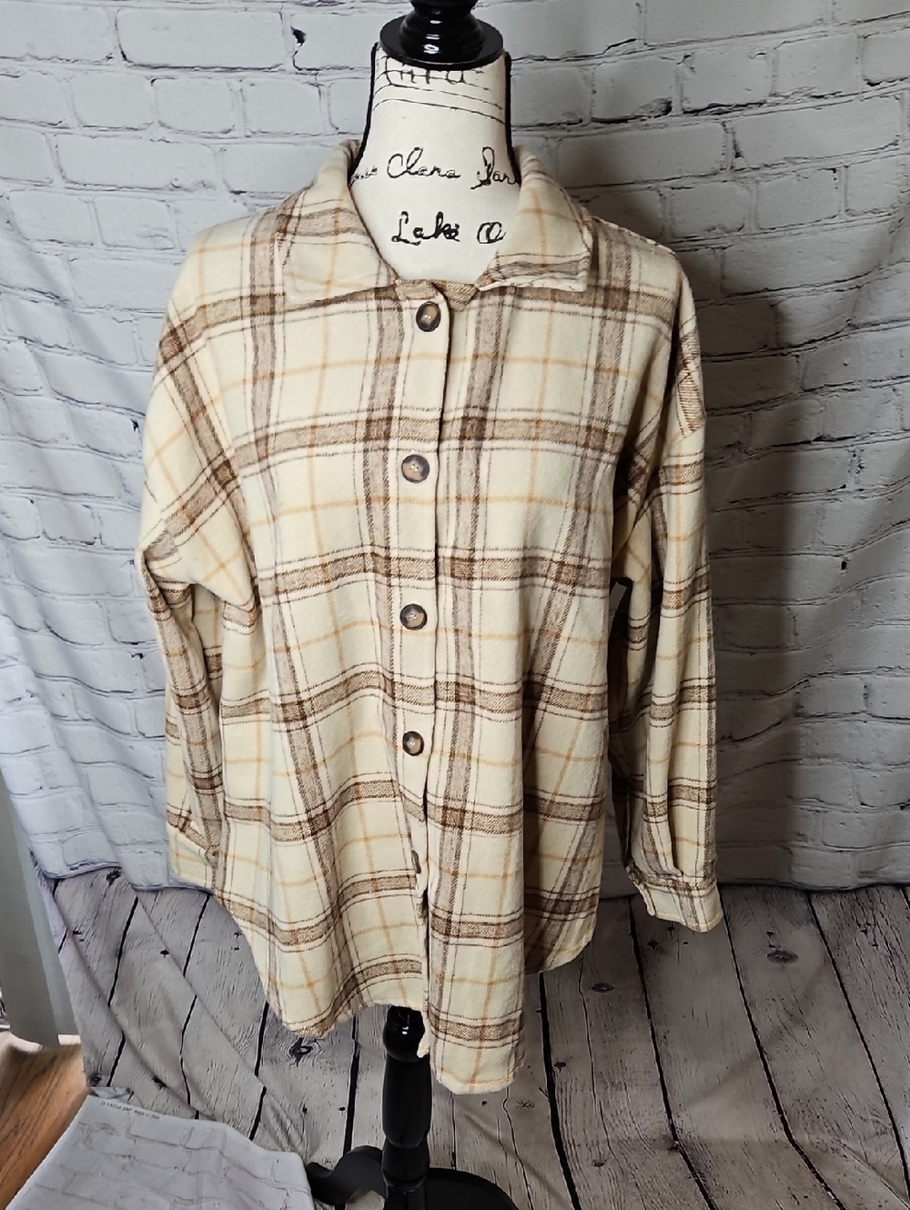 Zaful Cream/Brown Plaid Button Down Flannel Shirt/Shacket Size Medium NWT
